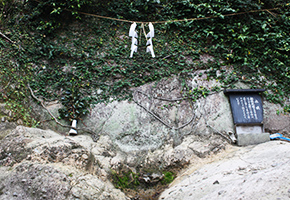 Sekiheki Shrine and reflecting water